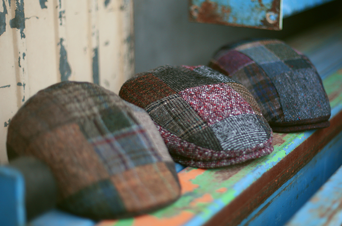 Casquette plate style béret patchwork en laine bleu I Mise au Green