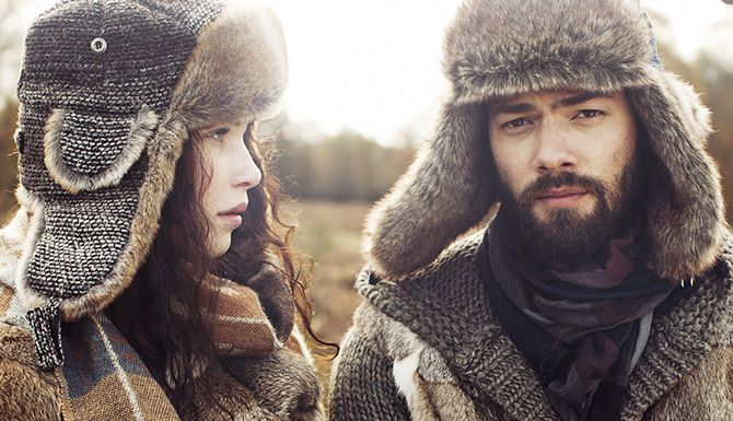 Hiver hommes et femmes chevauchant l'oreille couvrant la fourrure